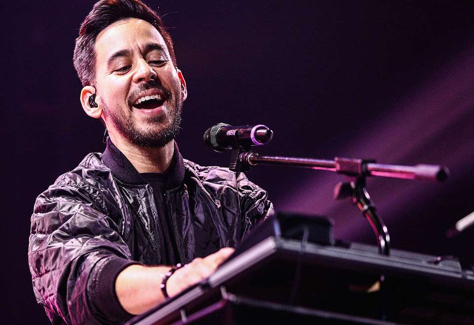 Mike Shinoda lança EP com músicas inéditas sobre a perda de Chester Bennington.